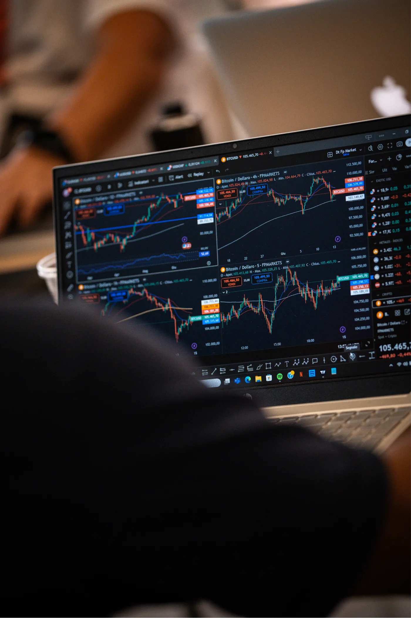 Laptop con gráfico de trading